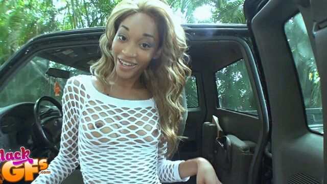 Мулатка с шикарной попкой сделала крутой минет мужику у машины